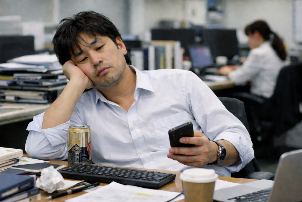 仕事が忙しいと休む社員への対応策｜繁忙期の欠勤・連絡不能を防ぐ実務マネジメント – オンライン労働問題相談サイト